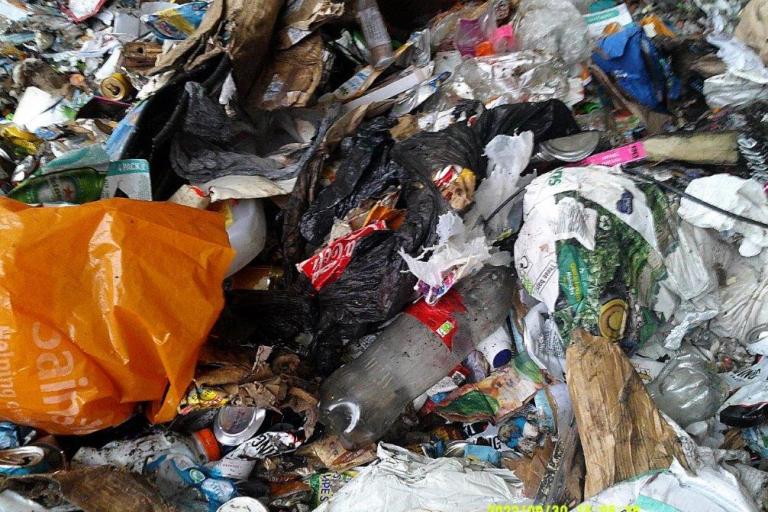 Recycling load contaminated with food and carrier bags